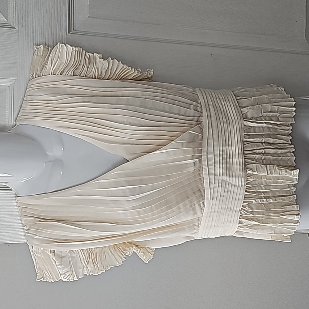 EXPRESS top. New w/tags. Off white. Large